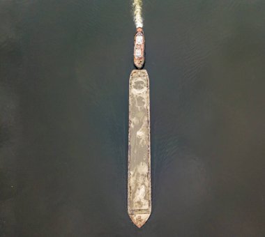 Hava görüntüsü. Mavna nehir boyunca yüzüyor.