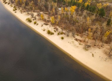 Hava görüntüsü. Kyiv 'deki Dinyeper Nehri manzarası