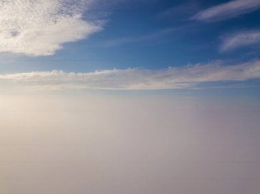 Bulutların üzerinde uçan drone