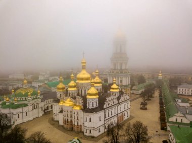 Hava aracı görüntüsü. Kyiv-Pechersk Lavra İlkbaharın başlarında sisli havada