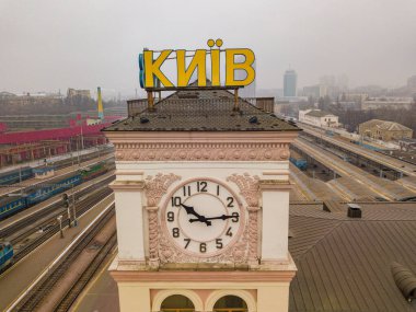 Hava görüntüsü. Kyiv 'deki merkez demiryolu saat kulesi