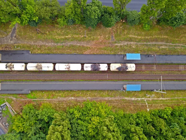 Antenn Utsikt Över Järnvägen Med Många Gröna Träd — Stockfoto