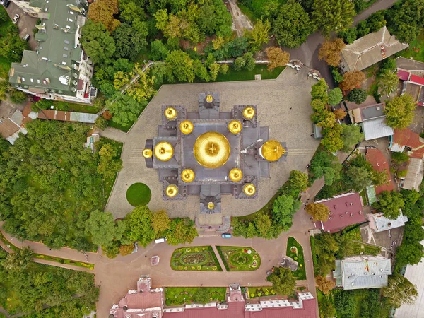 Luftaufnahme Eine Kleine Kirche Mit Goldenen Kuppeln Blick Von Oben — Stockfoto