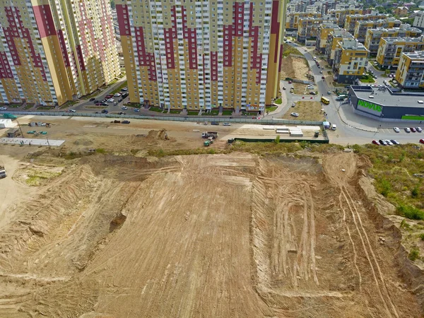 Hava aracı görüntüsü. Kyiv 'de modern yerleşim alanı yakınında inşaat alanı  