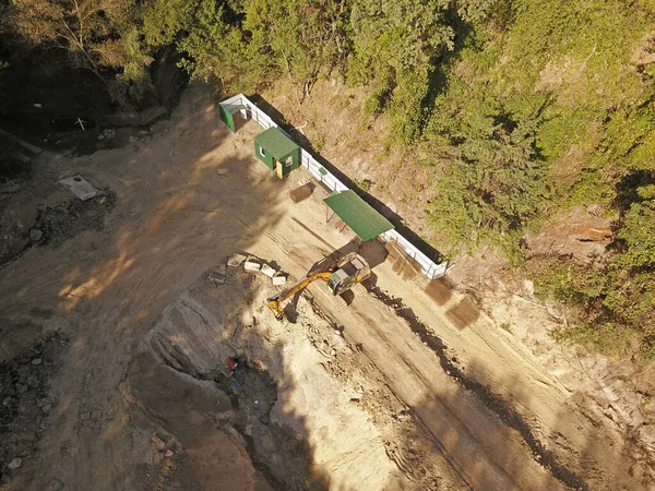 Vista Aérea Con Aviones Teledirigidos Complejo Construcción Entre Los Bosques — Foto de Stock