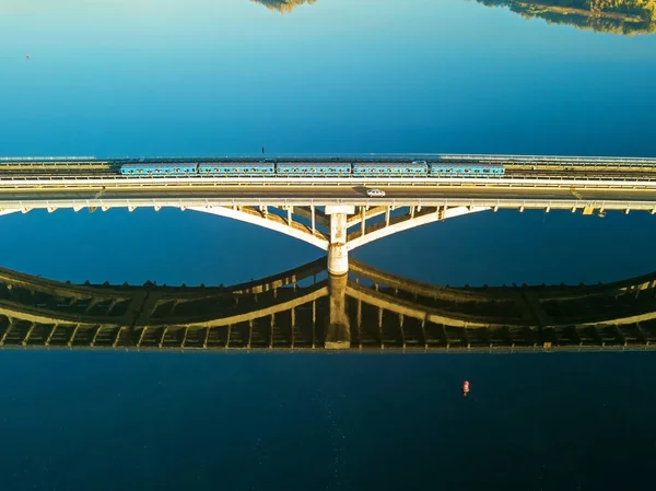 空中展望 メトロブリッジ 地下鉄はドニエプルの橋を渡り — ストック写真