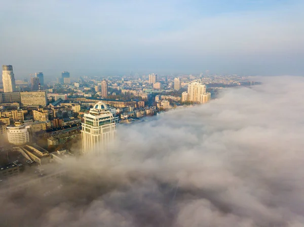 Bella Mattina Nebbiosa Città — Foto Stock