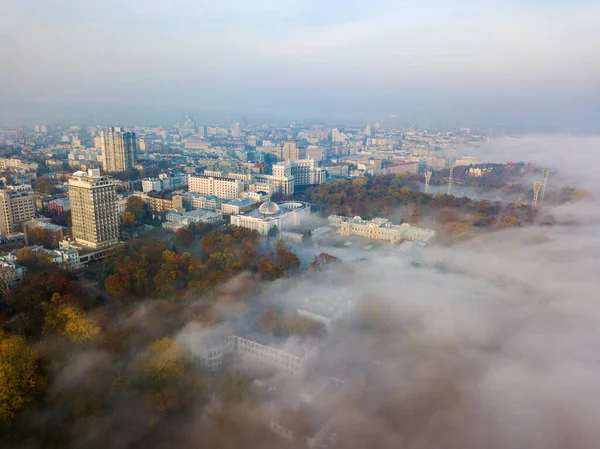 Bella Mattina Nebbiosa Città — Foto Stock