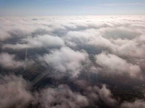 Високий Політ Хмарами Над Містом Київ — стокове фото
