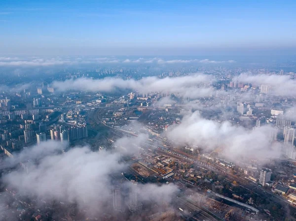 キエフの都市上空の雲の中での高い飛行 — ストック写真