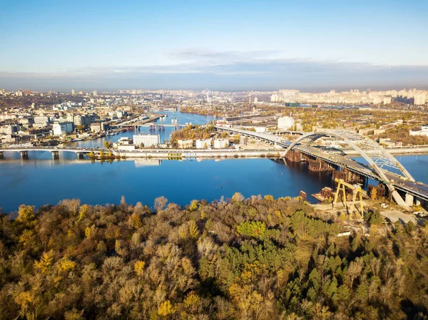 Hava görüntüsü. Kyiv 'deki Dinyeper Nehri manzarası