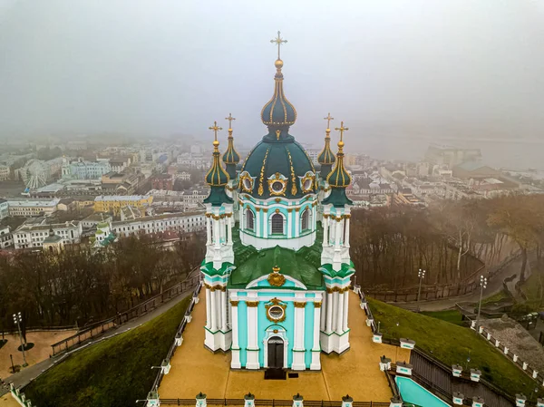 Luchtfoto Andrews Kerk Kiev Mistige Ochtend — Stockfoto