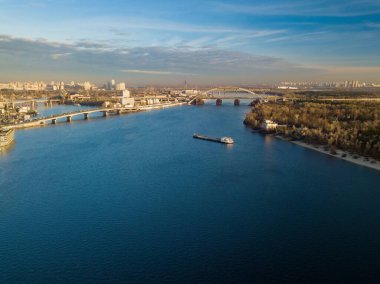 Kyiv 'deki Dinyeper nehrinin güzel manzarası. Hava aracı görünümü
