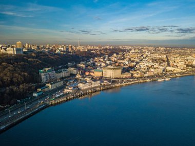 Kyiv 'deki Dinyeper nehrinin güzel manzarası. Hava aracı görünümü