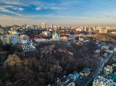Kyiv şehir manzarası. Hava aracı görünümü.
