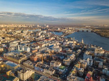 Kyiv 'deki Dinyeper nehrinin güzel manzarası. Hava aracı görünümü