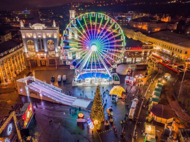 Ukrayna, Kyiv 'deki Kontraktova Meydanı' nda Noel ağacı, dönme dolap ve geleneksel Noel panayırı