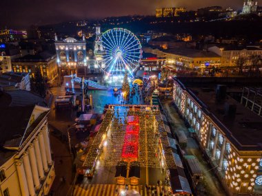 Ukrayna, Kyiv 'deki Kontraktova Meydanı' nda Noel ağacı, dönme dolap ve geleneksel Noel panayırı