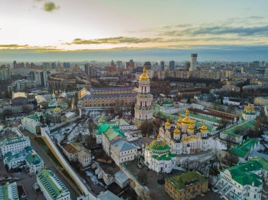 Hava görüntüsü. Güneşli bir sabahta Kyiv Pechersk Lavra Manastırı