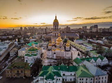 Hava görüntüsü. Güneşli bir sabahta Kyiv Pechersk Lavra Manastırı
