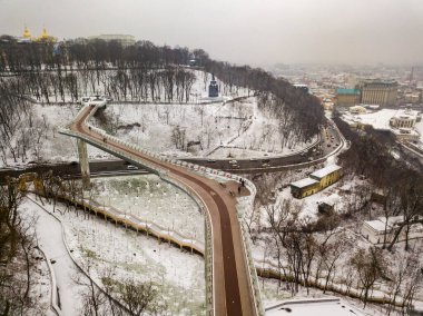 Hava aracı görüntüsü. Kyiv 'de yaya-bisiklet köprüsü
