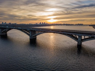 Hava aracı görüntüsü. Gün batımında Kyiv metro köprüsü