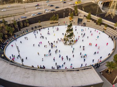 Hava görüntüsü. İnsanlar yeni yıl ağacının yanında kayıyorlar.