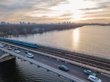 Hava aracı görüntüsü. Gün batımında Kyiv metro köprüsü