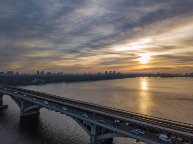 Kyiv 'deki Dinyeper Nehri üzerinde gün batımı. Hava aracı görünümü