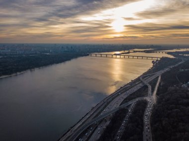 Kyiv 'deki Dinyeper Nehri üzerinde gün batımı. Hava aracı görünümü