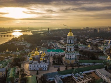 Hava aracı görüntüsü. Gün batımında Kyiv-Pechersk Lavra