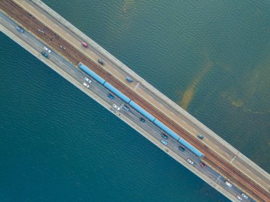 Hava görüntüsü. Metro köprüsü. Kyiv metrosu köprüden geçiyor