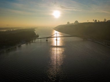 Şafakta Kiev 'de yaya köprüsü kurun.