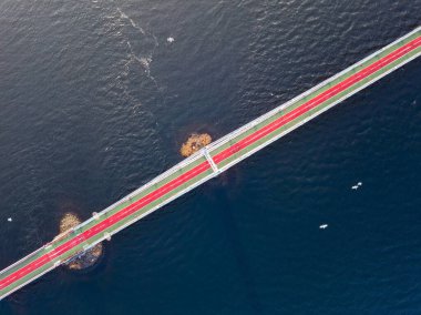 Hava aracı görüntüsü. Sabah erkenden yaya köprüsü