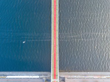 Hava aracı görüntüsü. Sabah erkenden yaya köprüsü