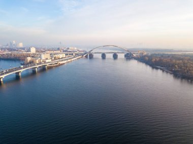 Hava aracı görüntüsü. Kyiv 'deki Dinyeper nehri üzerindeki köprü..