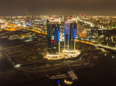 Kyiv 'deki Dinyeper nehrinin güzel manzarası. Hava aracı görünümü