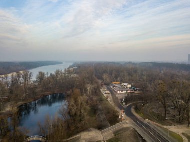 İlkbaharda şehrin ve nehrin havadan görünüşü 