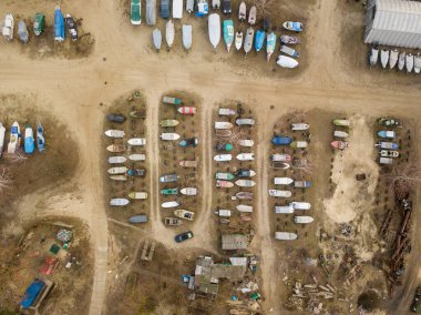 Hava aracı görüntüsü. Kış teknesi suya park ediyor.