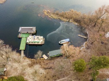 Hava aracı görüntüsü. İnce buz tabakasıyla kaplı körfezdeki balıkçı iskelesinde.