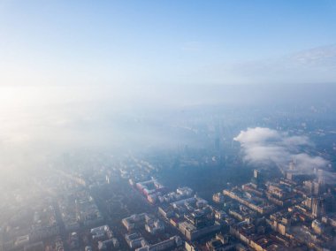 Hava aracı görüntüsü. Sisli sabahlarda şehirde binalar