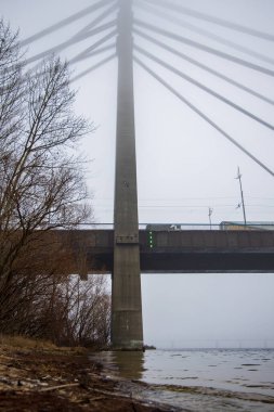 Hava aracı görüntüsü. Kyiv 'deki Dinyeper nehri üzerindeki köprü..
