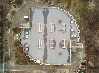 Hava aracı görüntüsü. Kyiv 'deki yüksek binaların çatısında.