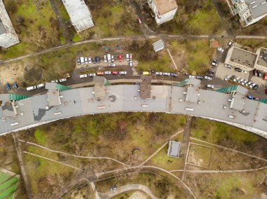 Hava aracı görüntüsü. Kyiv 'de uzun yarı dairesel bir evi olan bir yerleşim yeri.
