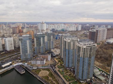 Kyiv şehir manzarası. Hava aracı görünümü.