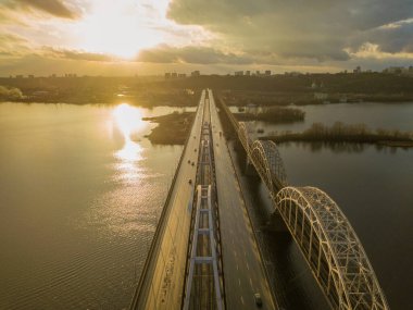 Hava aracı görüntüsü. Kyiv 'deki Dinyeper nehri üzerindeki köprü.