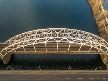 Günbatımında nehrin üzerinde modern köprü. Hava aracı görünümü