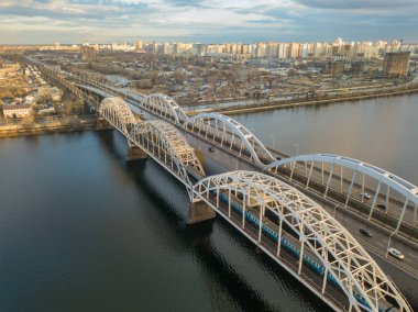 Günbatımında nehrin üzerinde modern köprü. Hava aracı görünümü