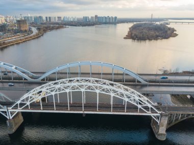 Günbatımında nehrin üzerinde modern köprü. Hava aracı görünümü