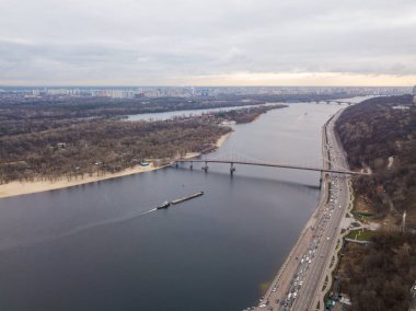 Kyiv 'deki Dinyeper nehrinin güzel manzarası. Hava aracı görünümü